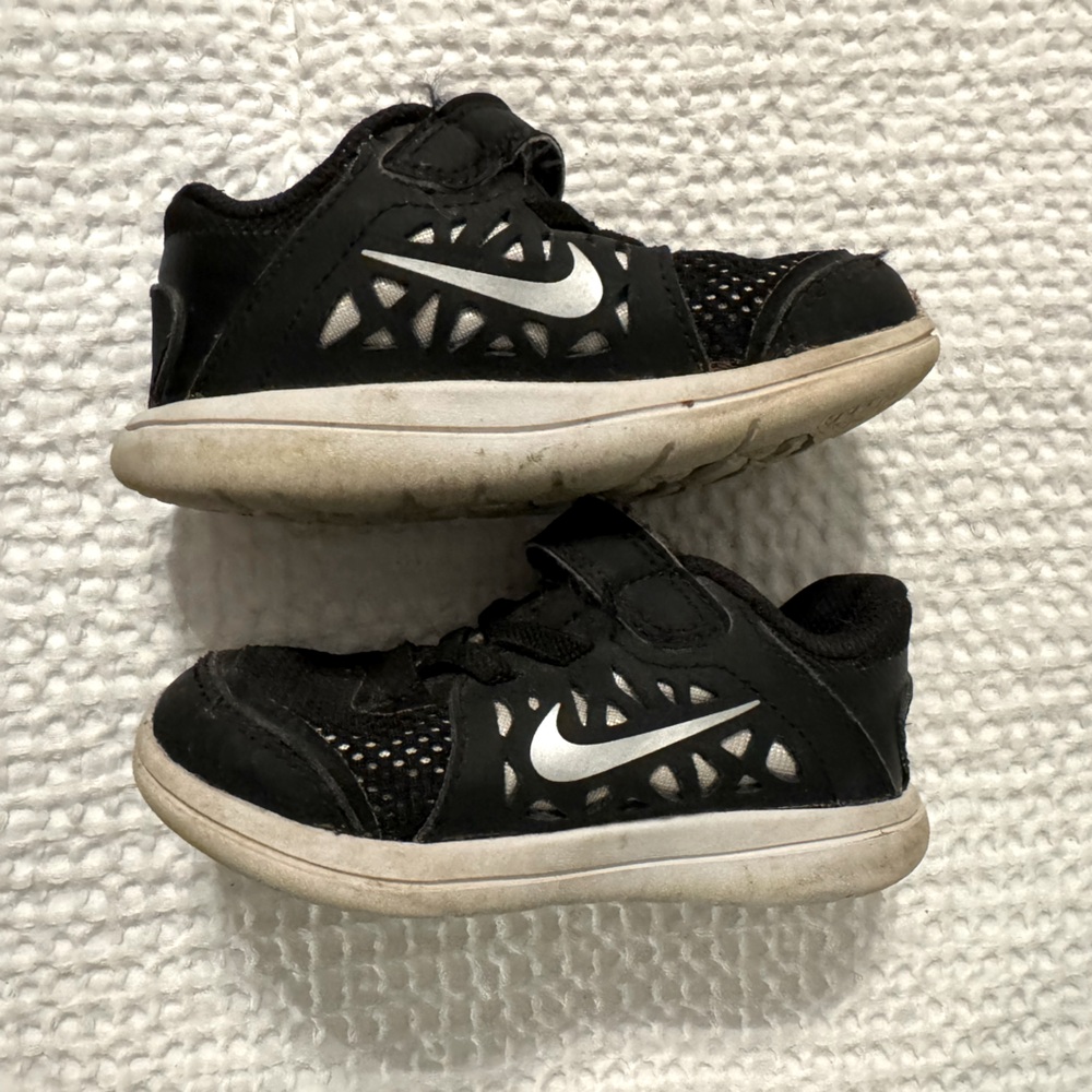Toddler boys Nike tennis shoes size 7